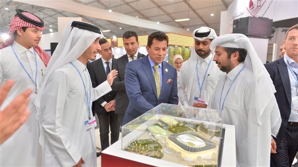 وزير الرياضة فى الجناح