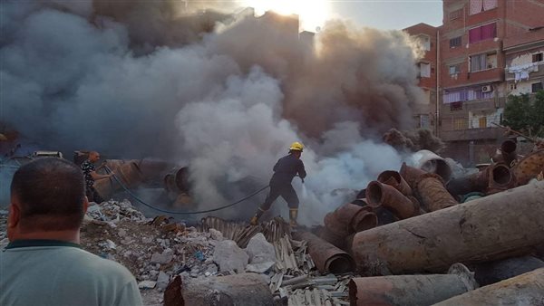 حريق داخل مخزن قديم