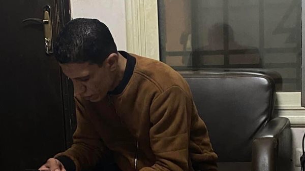 عامل النظافة صاحبة