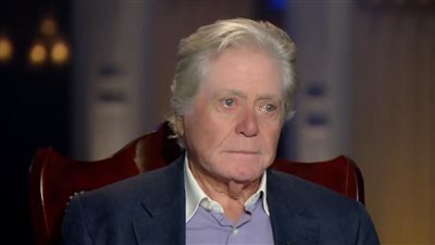 حسين فهمي باكيًا: وقفت على خط بارليف بعد حرب أكتوبر وشعرت بعزة النصر