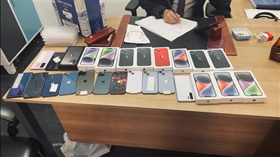 جمارك مطار القاهرة الدولي تضبط راكبًا حاول استغلال الازدحام والهروب بكمية من الهواتف