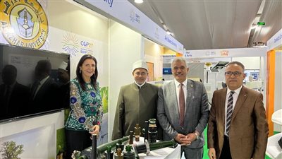 مديرة هيئة الفولبرايت تتفقد جناح جامعة الأزهر بقمة المناخ وتشيد بجهودها في خدمة المجتمع