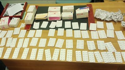 ضبط راكبين بحوزتهما عقاقير مخدرة داخل عبوات أدوية مختلفة وألعاب جنسية