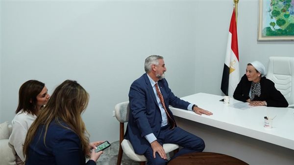 وزيرة البيئة تجتمع
