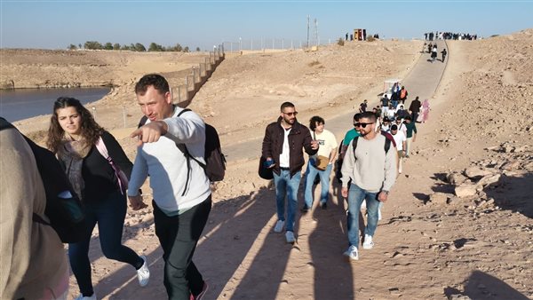 السياح يزورون معبدي