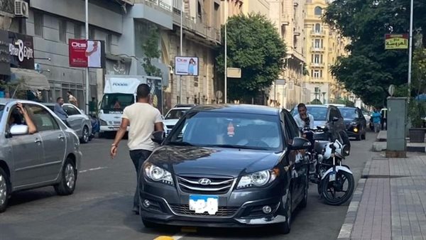 السيارات بمسار الدراجات