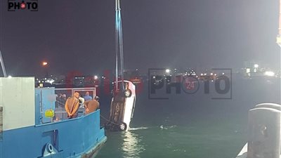 مصرع سائق إثر سقوط سيارة أجرة في المجرى الملاحي لقناة السويس ببورسعيد | بث مباشر