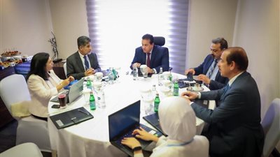 وزير الصحة يلتقي مدير المكتب الإقليمي للصحة العالمية لمناقشة تعزيز التعاون في القضايا المشتركة بين الدول الأعضاء