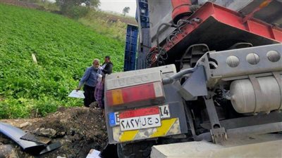 إصابة سائق في اصطدام سيارة نقل بالحاجز الخرساني على طريق رافد جمصة بالدقهلية