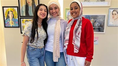 جرعة كيماوي ممزوجة بالألوان.. رحلة ثلاثية لـ فتيات جمعهن السرطان في المعارض الفنية 