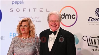 حسين فهمي وزوجته السعودية رنا القصيبي أول الحاضرين على ريد كاربت مهرجان القاهرة بدورته الـ 44 | صور