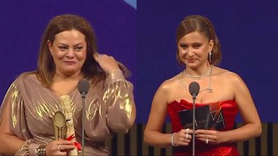  نيللي كريم تُسلم كاملة أبو ذكري جائزة فاتن حمامة في افتتاح مهرجان القاهرة السينمائي