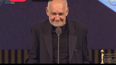 أمير رمسيس يسلم جائزة تكريم المخرج بيلا تار في حفل افتتاح مهرجان القاهرة السينمائي الدولي بدورته الـ44