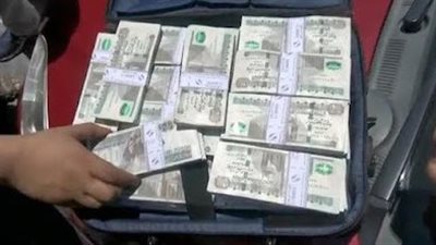 حطها على سقف ميكروباص.. سرقة 2 مليون جنيه نقلها تاجر ذهب داخل كرتونة من المنيا للجيزة | بث مباشر