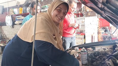 اقتحمت مهن الرجال.. سلسبيل طالبة في آداب ألماني تعمل ميكانيكي سيارات ببني سويف| فيديو وصور 