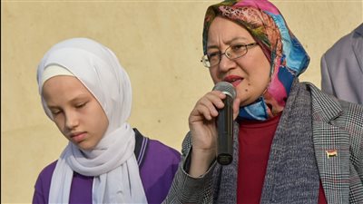 وكيل تعليم بورسعيد تصرف مكافأة لطالبة أبدعت في قراءة القرآن خلال طابور الصباح | صور