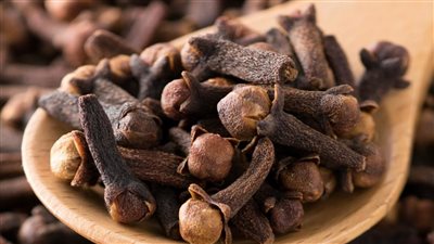 فوائد شرب منقوع القرنفل على الريق:يعالج المعدة والتهاب المفاصل 