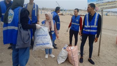 محافظ الإسكندرية يطلق حملة لتنظيف الشواطئ من الأكياس البلاستيكية