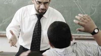 بعد الاعتداءات المتكررة.. مطالب بتغليظ عقوبة التعرض للمعلمين في المدارس