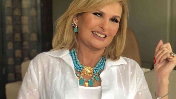الفنانة يسرا