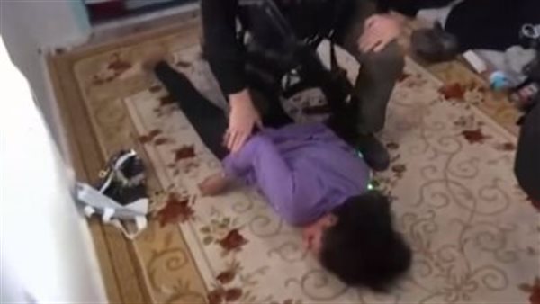 القبض على سيدة وضعت