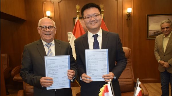 جانب من توقيع العقد