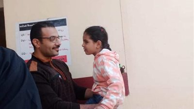 شكرًا على الـ10 دقائق بعد 6 سنوات.. أب يروي معاناته لرؤية ابنته من طليقته