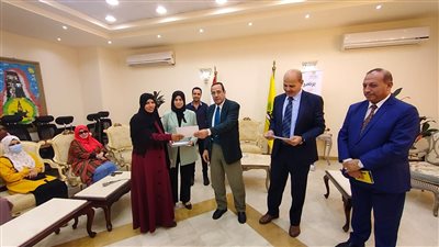 محافظ شمال سيناء يسلم المستحقين لبرنامج فرصة رؤوس الأغنام 