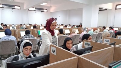 29800 طالب وطالبة يؤدون اختبارات منتصف الفصل الدراسي الأول إلكترونيًا بجامعة قناة السويس