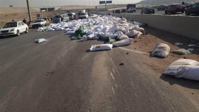 إصابة شخصين في تصادم مقطورة وميكروباص على الطريق الأوسطي | صور