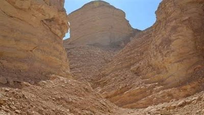  عبارة عن ربوة عالية.. تعرف على جبل الطير بواحة الخارجة