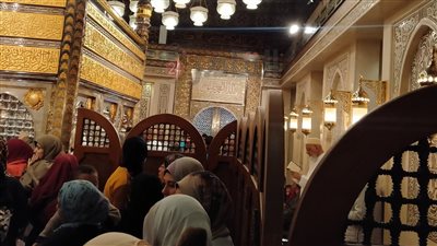 القديمة لم تكن مثبتة وتسقط.. تجديد الحواجز المحيطة بمقام الحسين بالتزامن مع الاحتفال بالمولد| صور