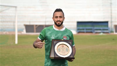 لاعبو غزل المحلة ينظمون ممرا شرفيا لـ أحمد الشيخ بعد حصوله على جائزة لاعب الشهر