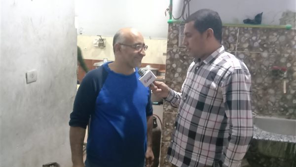 عامل الكشري مع مراسل