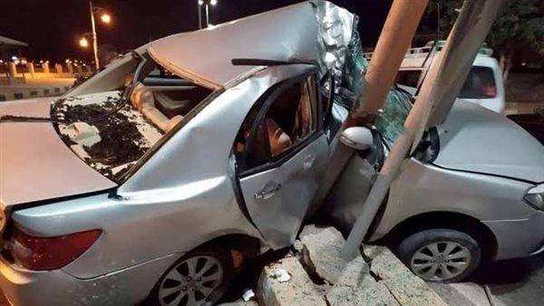 تصادم سيارة بعامود