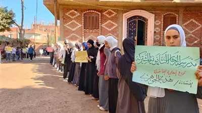 طلاب ينظمون ممرًا شرفيًا لتوديع معلمتهم قبل تشييع جثمانها بالقليوبية: إلى جنة الخلد.. لن ننساكي | صور 