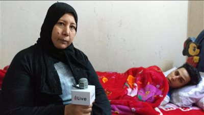 والدة طالب اعتدى عليه مدرس بسوهاج: ابني كان هايضيع مني وعايزه حقه بالقانون | صور