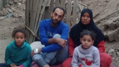 بعد انهيار منزلهم ببنها.. محمد وأولاده: عايشين فى الشارع وعايزين حجرة تلمنا من البرد