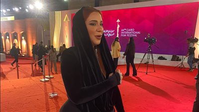 بطرحة على رأسها.. أسما شريف منير تلفت الأنظار بمهرجان القاهرة السينمائي