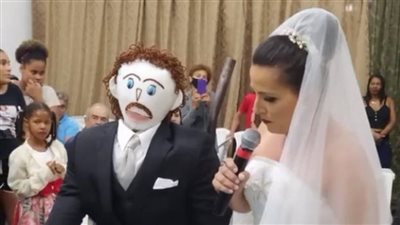 زواج امرأة من دمية على حافة الانهيار بعد خيانتها