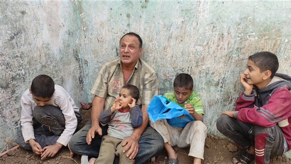 أب مع أولادة الأربعة