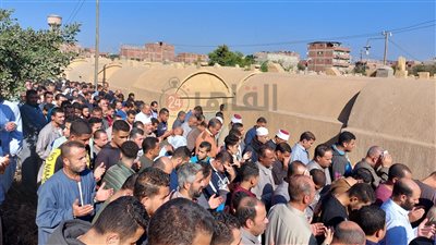 ودعوه بالزغاريد.. أهالي الغربية يشيعون جثمان أستاذ جامعي توفي وهو يؤم المصلين بالكويت │ صور