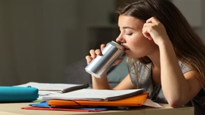 المصري للدراسات الدوائية: مشروبات الطاقة تسبب إجهادًا للمعدة وعضلة القلب والسمنة للأطفال