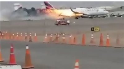  طائرة تصطدم بعربة إطفاء وتتحول إلى كرة من اللهب | فيديو