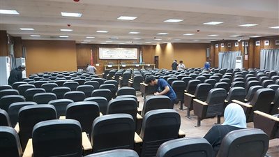  محراب العلم.. الطلاب الوافدون بكلية أصول الدين بالأزهر ينظفون قاعات المحاضرات 