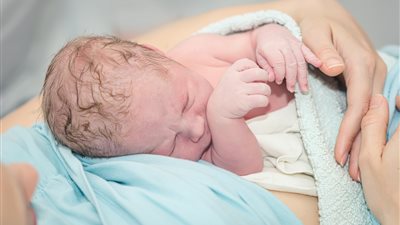 دراسة: شم رائحة الأطفال حديثي الولادة تسبب السعادة 