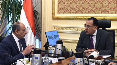 رئيس الوزراء يستعرض مع وزير الطيران المدني عددا من ملفات العمل 
