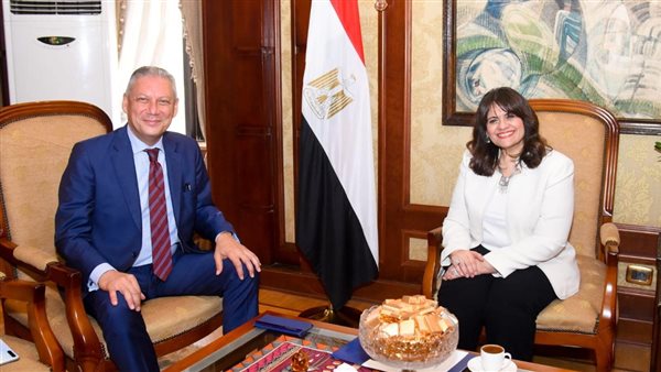 وزيرة الهجرة مع قنصل