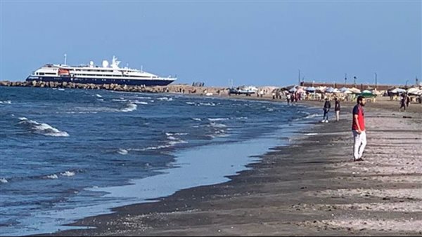 اليخوت السياحية تمر