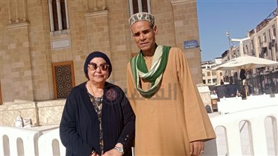 زارت باب السر.. عائشة عبد الهادي وزيرة القوى العاملة السابقة تزور الحسين وتحتفل بالمولد داخل خيمة